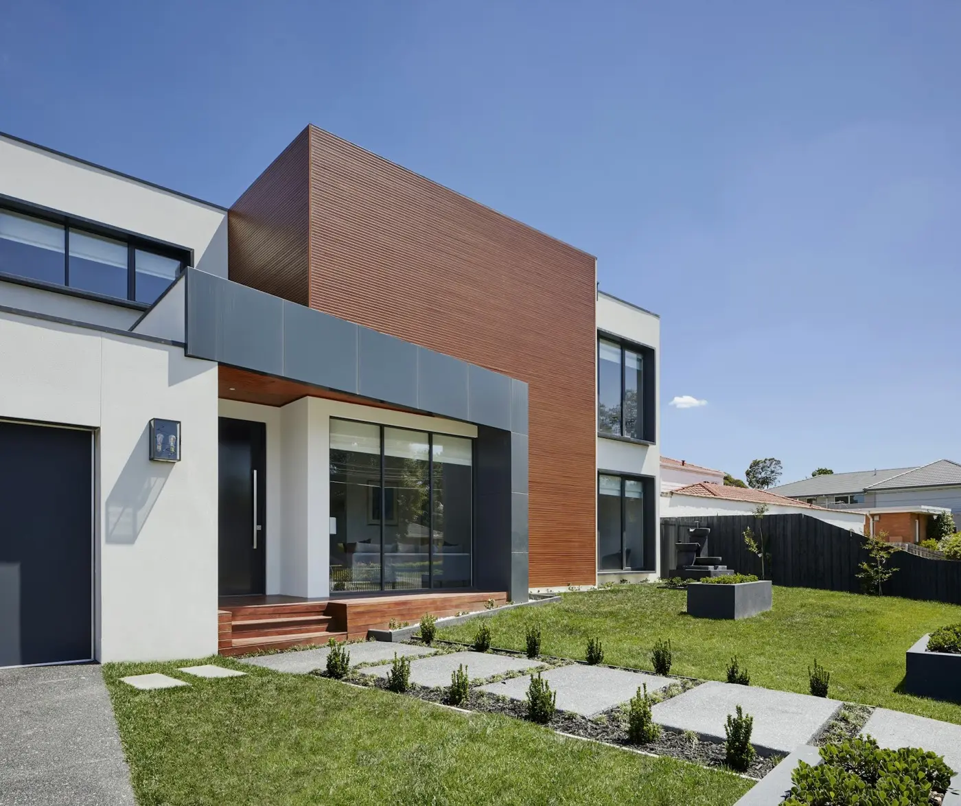 Fachada contemporánea con revestimiento de madera