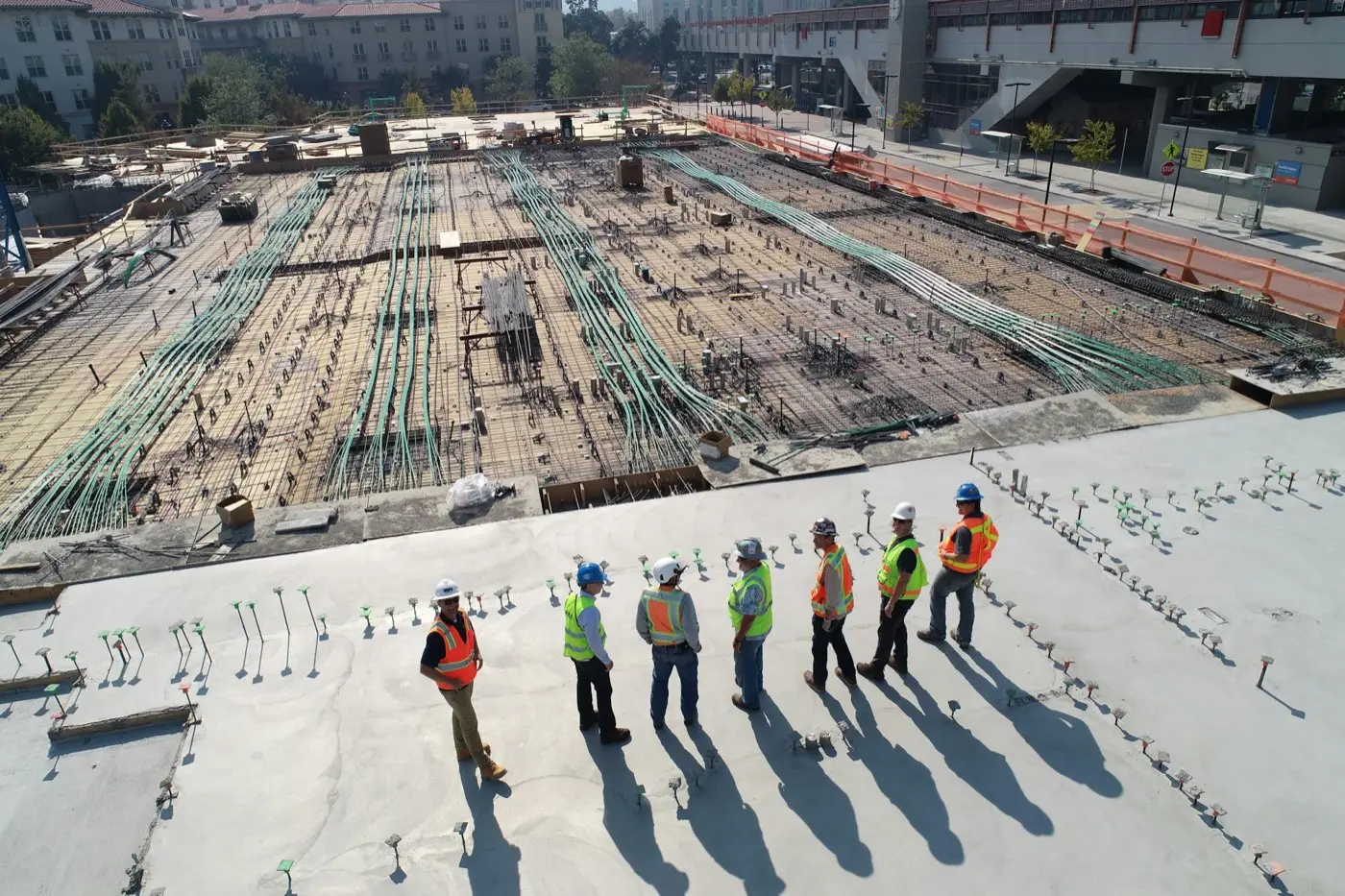 Equipo de obra supervisando un desarrollo